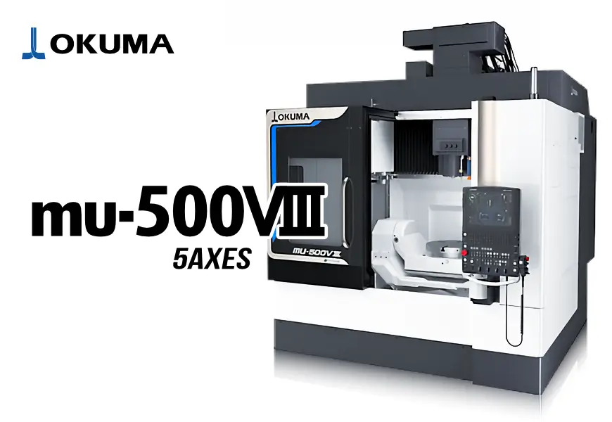 OKUMA MU-500VIII 5軸制御立形マシニングセンターが黒と白の本体で、青いアクセントが特徴。清潔な工場スタジオに設置されており、左上と機械本体にOKUMAのロゴ。全体はプロフェッショナルでハイテクな雰囲気。