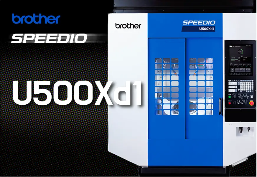 Brother ブラザー工業 SPEEDIO U500Xd1 30番同時5軸マシニングセンタ。青と白の本体で、右側に操作パネルがあり、清潔なスタジオ環境に設置。左上と本体にBrotherロゴ、機械にSPEEDIO U500Xd1の文字。全体はプロフェッショナルでハイテクな雰囲気。
