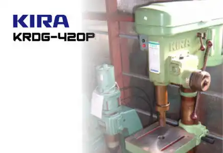 KIRA キラ・コーポレーション KRDG-420P 卓上ボール盤。白と黒の本体が清潔な工場スタジオに設置されている。左上と機械本体にKIRAロゴ、機械にKRDG-420Pの文字。全体はプロフェッショナルでハイテクな雰囲気。中古 即納機ありの説明。