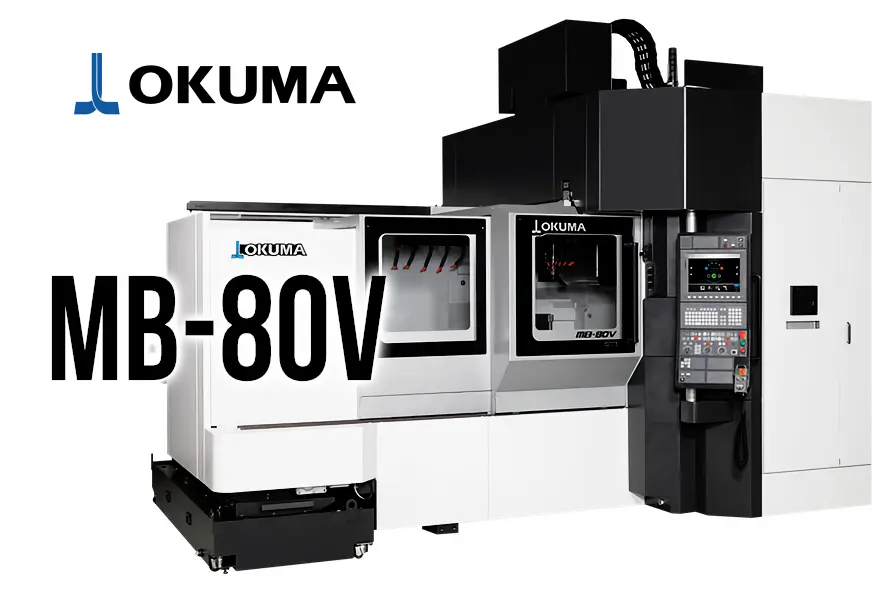 OKUMA MB-80V 高精度立形マシニングセンタが黒と白の本体で、広々とした清潔な工場スタジオに設置されている様子。左上と機械本体にOKUMAのロゴ、機械にMB-80Vの文字。全体はプロフェッショナルでハイテクな雰囲気。