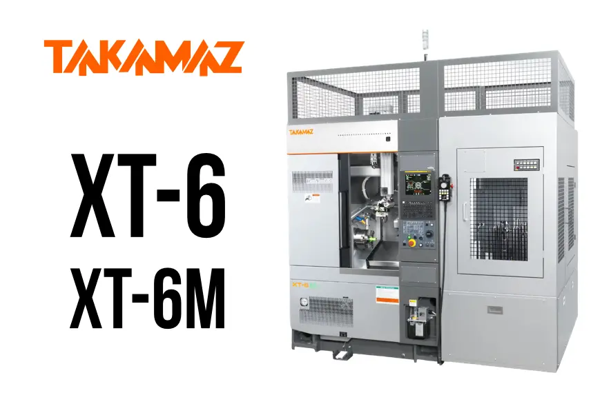 高松機械工業 XT-6 XT-6M CNC精密旋盤が清潔な工場スタジオに展示され、機械の一部が開いて制御パネルや内部機構が見える。左側に大きくTAKAMAZ XT-6 XT-6Mの文字、Mは緑色、下に赤いラベルで新品と記載。全体は新しさと先進技術を強調したプロフェッショナルでモダンな雰囲気。