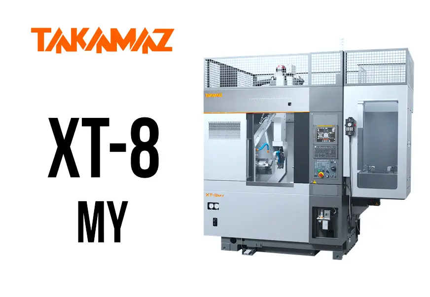 高松機械工業 XT-8MY CNC精密旋盤が黒と白の本体で、清潔な工場スタジオに設置されている様子。左上と機械本体にTAKAMAZロゴ、XT-8MYの文字。全体はプロフェッショナルでハイテクな雰囲気。